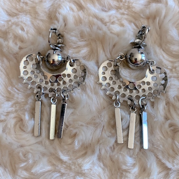 Sarah Coventry Charisma Silver Tone Dangle Clip On Earrings - Picture 2 of 3